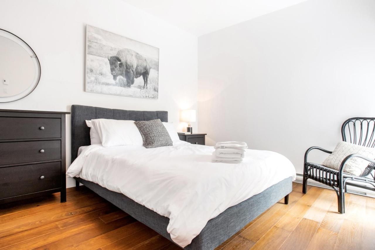 Sleek Condo In The Heart Of Little Italy By Den Stays Montréal Quarto foto