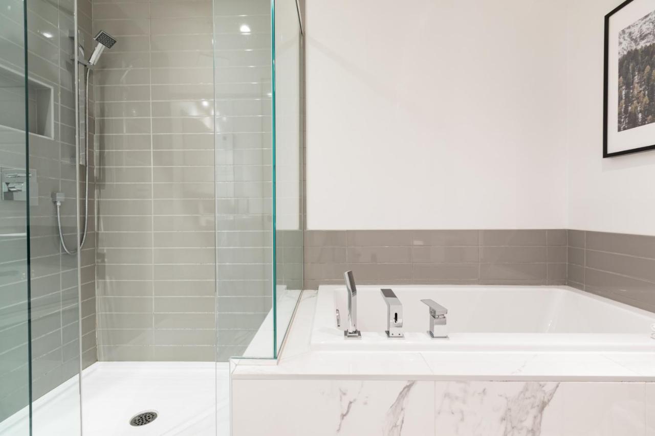 Sleek Condo In The Heart Of Little Italy By Den Stays Montréal Quarto foto