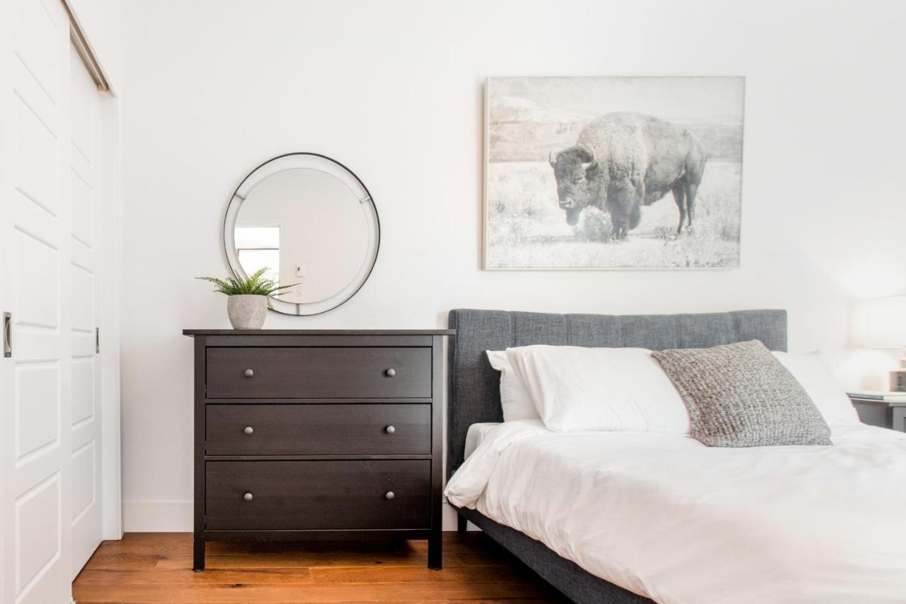 Sleek Condo In The Heart Of Little Italy By Den Stays Montréal Quarto foto