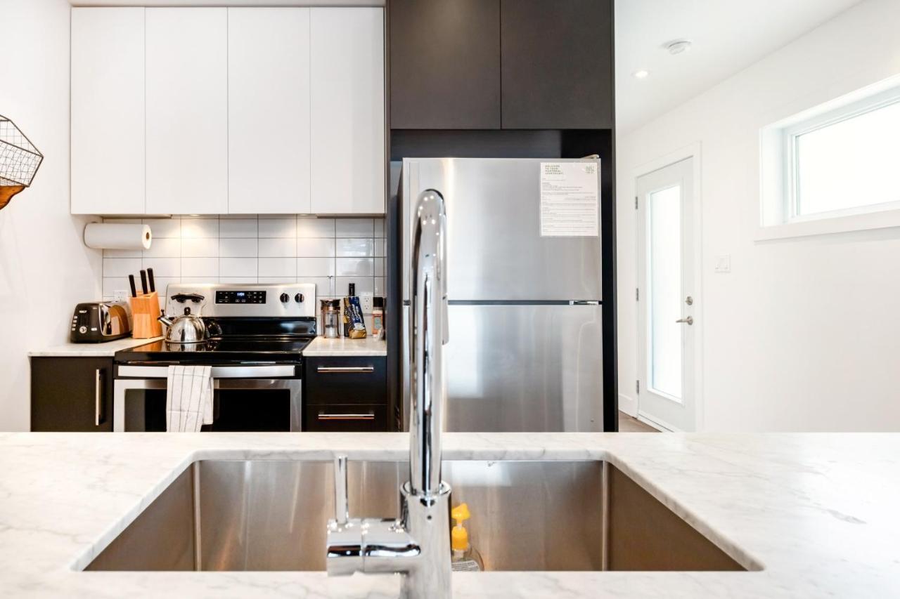 Sleek Condo In The Heart Of Little Italy By Den Stays Montréal Quarto foto