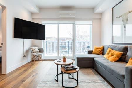 Sleek Condo In The Heart Of Little Italy By Den Stays Montréal Quarto foto