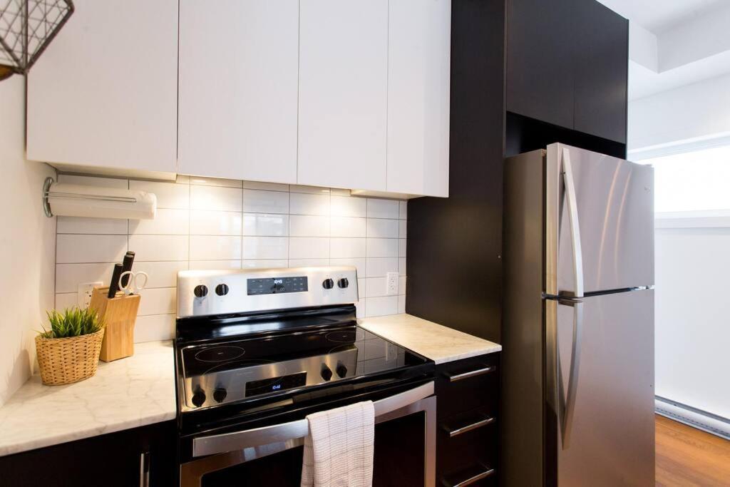 Sleek Condo In The Heart Of Little Italy By Den Stays Montréal Exterior foto