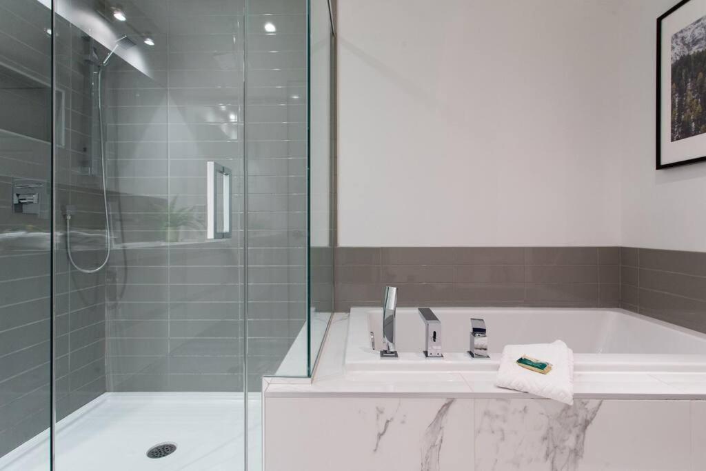 Sleek Condo In The Heart Of Little Italy By Den Stays Montréal Exterior foto