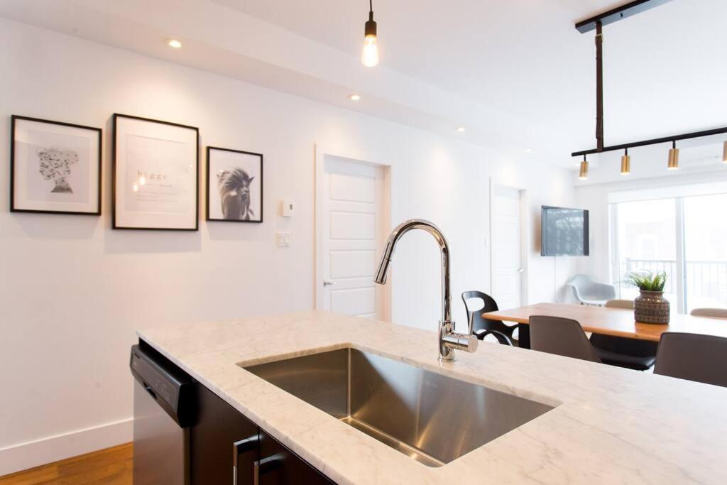 Sleek Condo In The Heart Of Little Italy By Den Stays Montréal Exterior foto