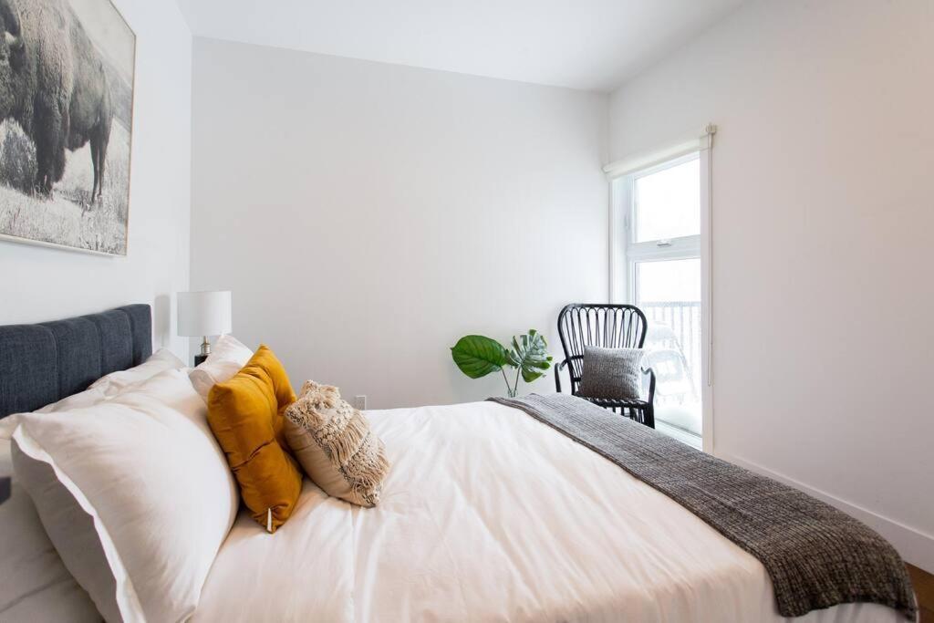 Sleek Condo In The Heart Of Little Italy By Den Stays Montréal Exterior foto