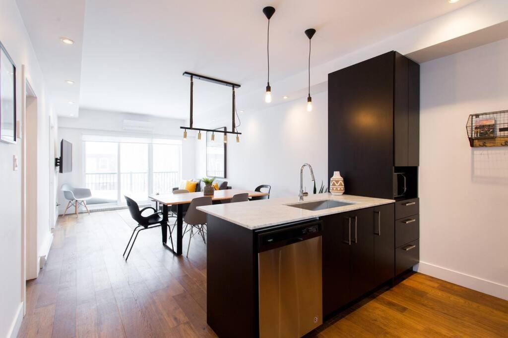Sleek Condo In The Heart Of Little Italy By Den Stays Montréal Exterior foto